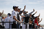 Foto zur News: Jenson Button (McLaren) und Esteban Gutierrez (Haas)