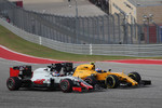 Foto zur News: Romain Grosjean (Haas) und Jolyon Palmer (Renault)