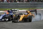 Foto zur News: Felipe Nasr (Sauber) und Jolyon Palmer (Renault)