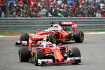 Foto zur News: Kimi Räikkönen (Ferrari) und Sebastian Vettel (Ferrari)