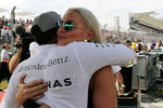 Foto zur News: Lewis Hamilton (Mercedes) mit Lindsey Vonn