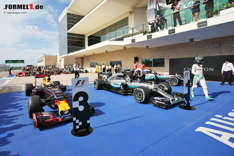 Foto zur News: Daniel Ricciardo (Red Bull), Lewis Hamilton (Mercedes) und Nico Rosberg (Mercedes)