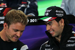 Foto zur News: Nico Rosberg (Mercedes) und Sergio Perez (Force India)