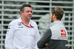 Foto zur News: Eric Boullier und Romain Grosjean (Haas)