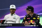 Foto zur News: Lewis Hamilton (Mercedes) und Max Verstappen (Red Bull)