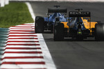 Foto zur News: Lewis Hamilton (Mercedes) und Kevin Magnussen (Renault)