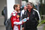 Foto zur News: Sebastian Vettel (Ferrari) und Otmar Szafnauer