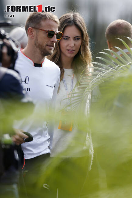 Foto zur News: Jenson Button (McLaren) mit seiner Freundin Brittny Ward