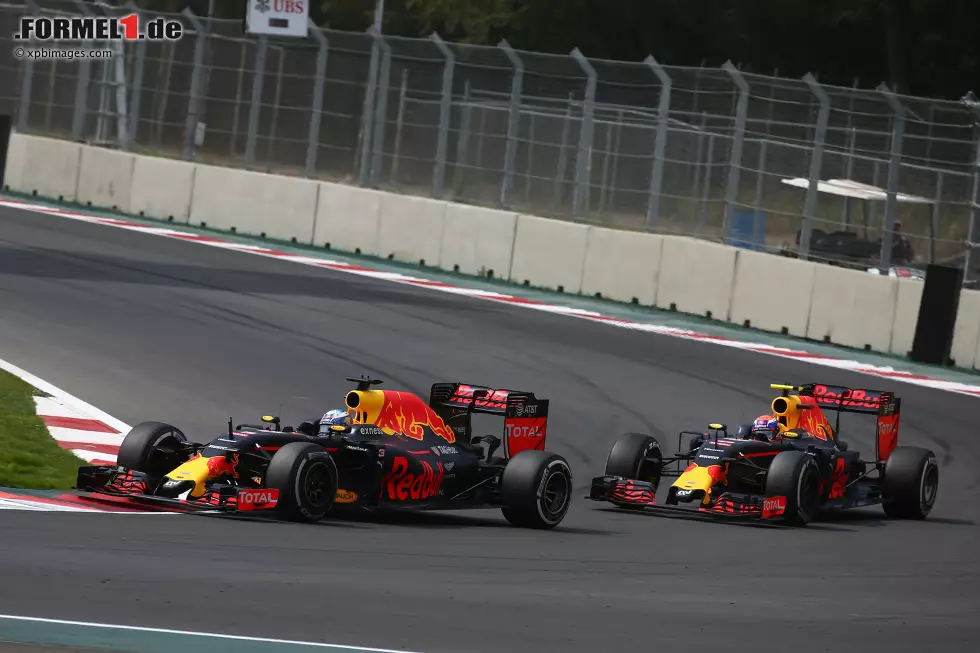 Foto zur News: Daniel Ricciardo (Red Bull) und Max Verstappen (Red Bull)