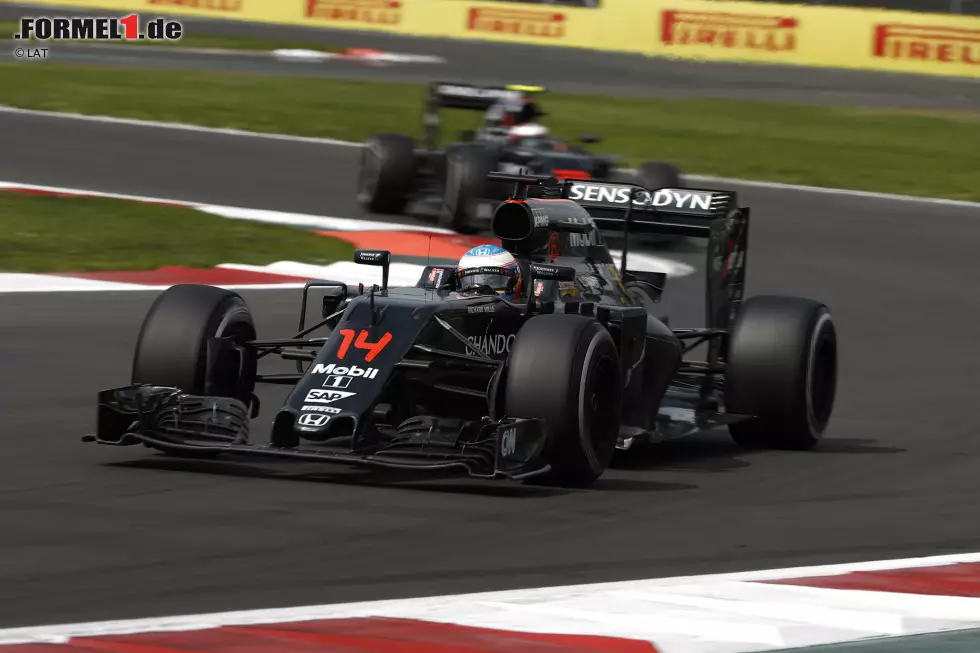 Foto zur News: Fernando Alonso (McLaren) und Jenson Button (McLaren)