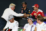 Foto zur News: Charlie Whiting und Sebastian Vettel (Ferrari)