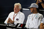 Foto zur News: Charlie Whiting und Lewis Hamilton (Mercedes)