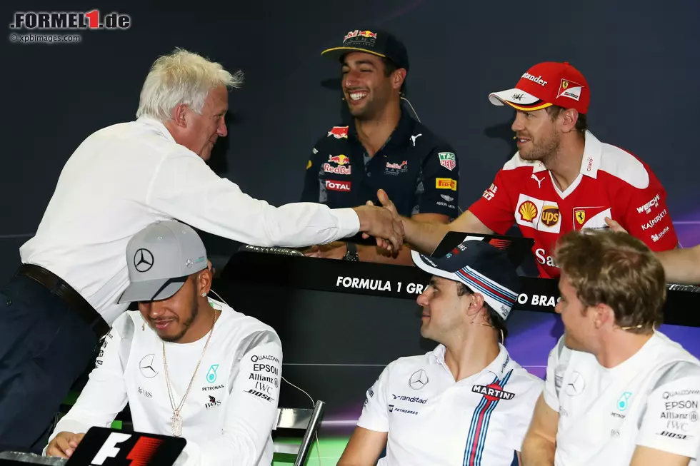 Foto zur News: Charlie Whiting und Sebastian Vettel (Ferrari)