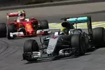 Foto zur News: Lewis Hamilton (Mercedes) und Kimi Räikkönen (Ferrari)