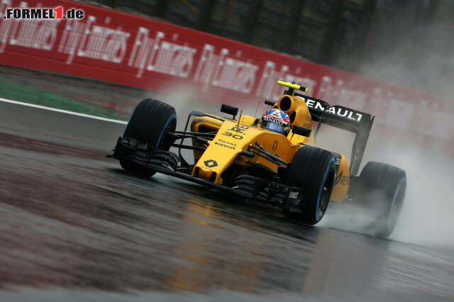 Foto zur News: Jolyon Palmer vergeigt einen Angriff im Regen gründlich. Jetzt durch die Highlights des Rennens in Brasilien klicken!