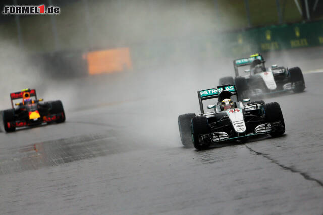 Foto zur News: Max Verstappen war zeitweise deutlich schneller als die Mercedes-Stars. Jetzt durch die Highlights des aufregenden Brasilien-Grand-Prix klicken!