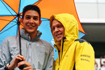 Foto zur News: Esteban Ocon (Manor) und Kevin Magnussen (Renault)