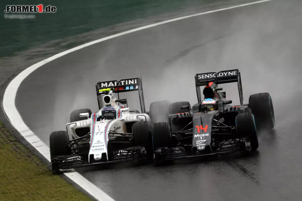 Foto zur News: Valtteri Bottas (Williams) und Fernando Alonso (McLaren)