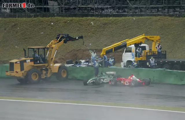 Foto zur News: Erschreckende Parallele mit dem Bianchi-Drama: Michael Schumacher kracht beinahe in einen Kran. Durch die Bilder des verrückten Brasilien-Grand-Prix 2003 klicken!