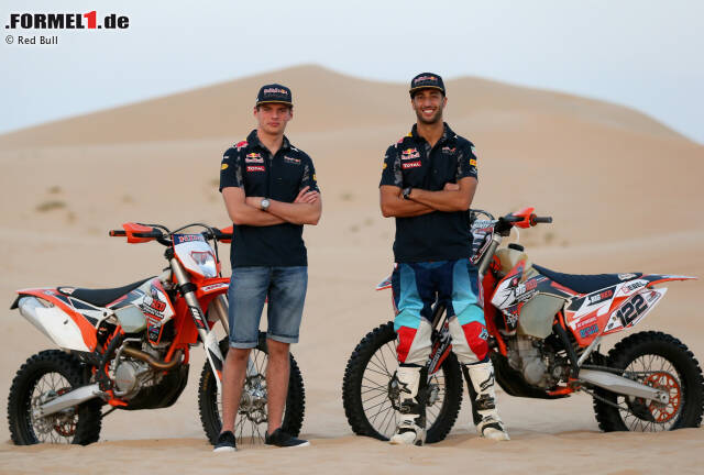 Foto zur News: Daniel Ricciardo (re.) und Max Verstappen durften sich in den Dünen austoben. Jetzt ansehen, wie die Red-Bull-Piloten die Wüste unsicher machen!