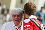 Foto zur News: Bernie Ecclestone und Sebastian Vettel (Ferrari)