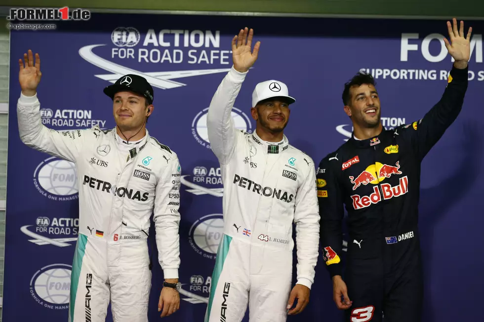 Foto zur News: Lewis Hamilton (Mercedes), Nico Rosberg (Mercedes) und Daniel Ricciardo (Red Bull)