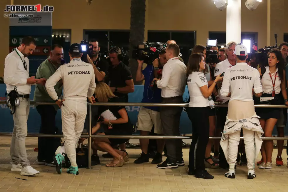 Foto zur News: Nico Rosberg (Mercedes) und Lewis Hamilton (Mercedes)