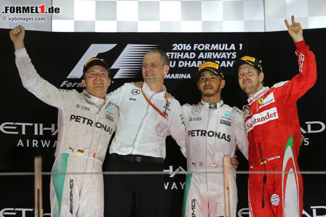 Foto zur News: Nico Rosberg, Renningenieur Tony Ross, Lewis Hamilton und Sebastian Vettel auf dem Podium. Jetzt durch die Highlights des Grand Prix von Abu Dhabi klicken!