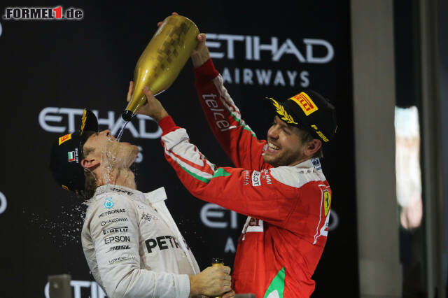 Foto zur News: Nico Rosberg und Sebastian Vettel feiern mit Rosenwasser in Abu Dhabi. Klick dich jetzt durch die schönsten Jubel-Fotos!