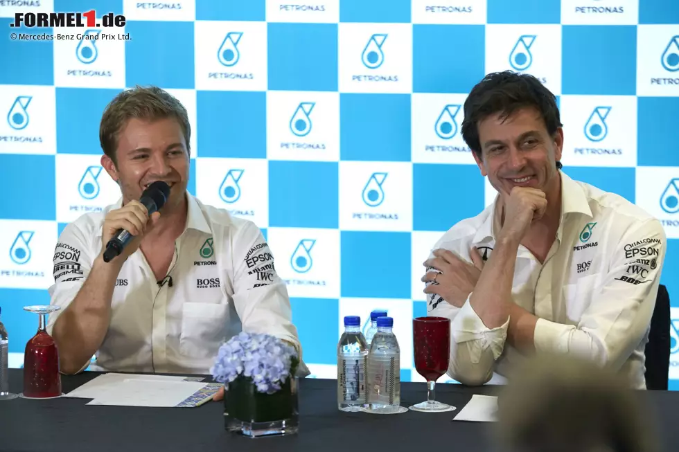 Foto zur News: Nico Rosberg und Toto Wolff