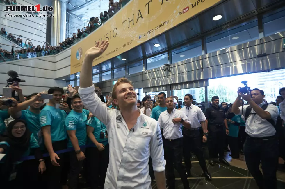 Foto zur News: Nico Rosberg feiert in Kuala Lumpur