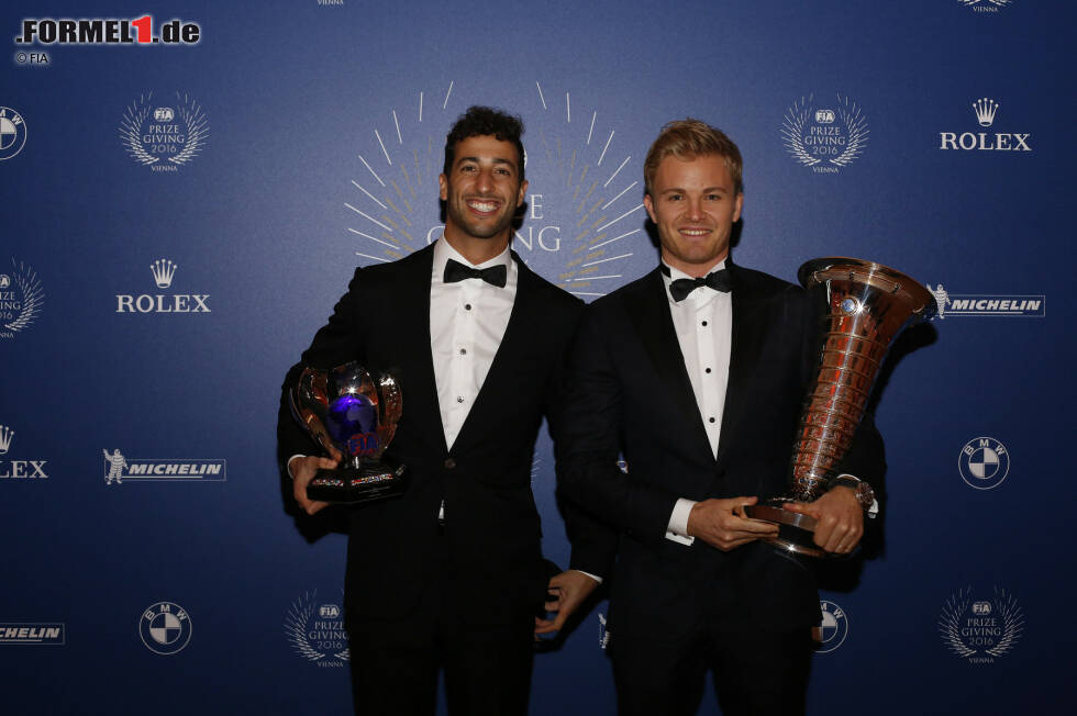 Foto zur News: Nico Rosberg (Mercedes) und und Daniel Ricciardo (Red Bull)