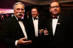 Foto zur News: Chase Carey und Zak Brown