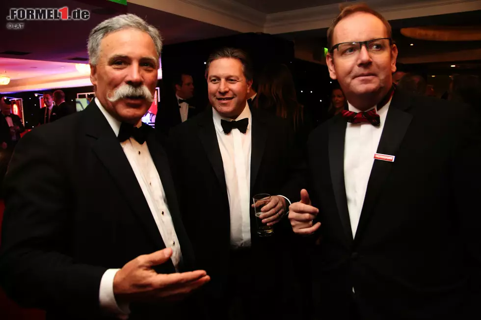 Foto zur News: Chase Carey und Zak Brown