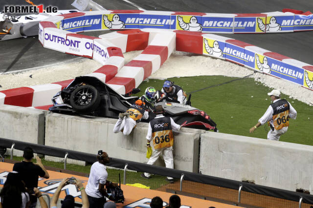 Foto zur News: Die Streckenposten eilten sofort zur Hilfe. Auch Felipe Massa war zur Stelle.