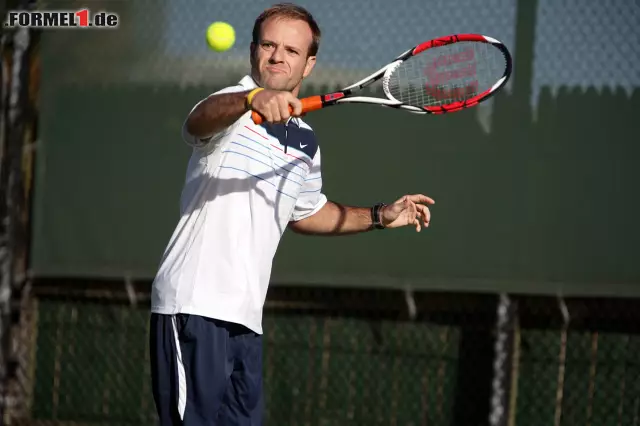 Auch Rubens Barrichello schwingt gerne den Schläger, interessanterweise mit der kompletten Ausrüstung Roger Federers. Wir bezweifeln, dass sein nächster Grand-Slam-Erfolg bevorsteht. Foto zur News: Auch Rubens Barrichello schwingt gerne den Schläger, interessanterweise mit der kompletten Ausrüstung Roger Federers. Wir bezweifeln, dass sein nächster Grand-Slam-Erfolg bevorsteht.