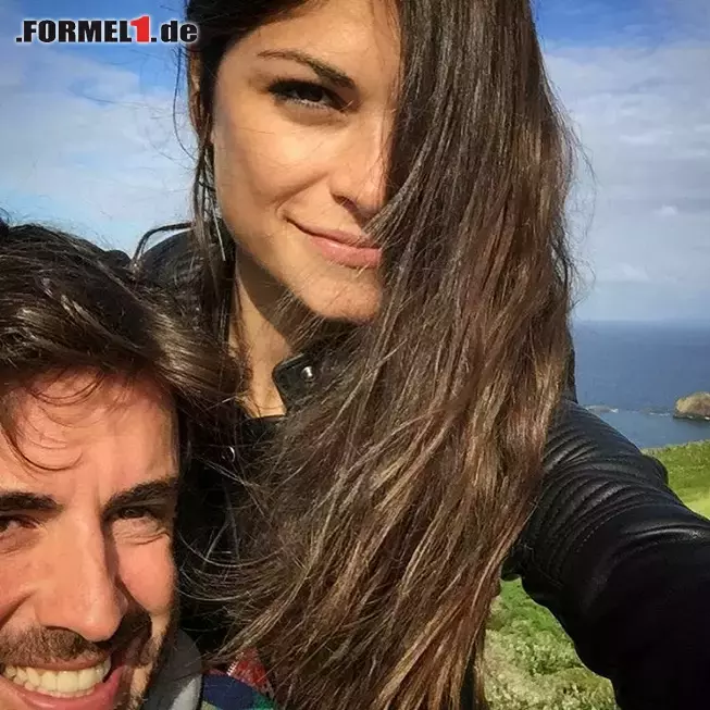 Seltene Momentaufnahme: Sein Privatleben hält Fernando Alonso eigentlich streng unter Verschluss. Aber so eine Partnerin lohnt es sich ja ab und zu mal zu zeigen. Mit Linda Morselli ist er erst ein knappes halbes Jahr zusammen. Zuvor war die Italienerin mit MotoGP-Star Valentino Rossi liiert. Foto zur News: Seltene Momentaufnahme: Sein Privatleben hält Fernando Alonso eigentlich streng unter Verschluss. Aber so eine Partnerin lohnt es sich ja ab und zu mal zu zeigen. Mit Linda Morselli ist er erst ein knappes halbes Jahr zusammen. Zuvor war die Italienerin mit MotoGP-Star Valentino Rossi liiert.