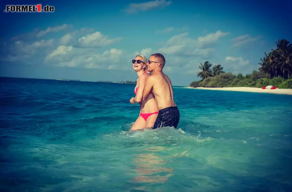Erst im September haben sich Valtteri Bottas und seine Emilia zwischen den Rennwochenenden das Ja-Wort gegeben. Da hat die finnische Profi-Schwimmerin noch nicht ahnen können, dass es um ihren Gatten als neuen Mercedes-Piloten nun noch mehr Trubel geben wird. Foto zur News: Erst im September haben sich Valtteri Bottas und seine Emilia zwischen den Rennwochenenden das Ja-Wort gegeben. Da hat die finnische Profi-Schwimmerin noch nicht ahnen können, dass es um ihren Gatten als neuen Mercedes-Piloten nun noch mehr Trubel geben wird.