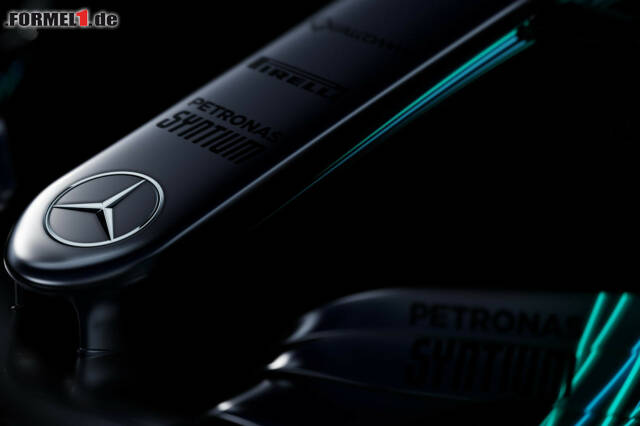Foto zur News: Die Mercedes-Nase mit den aggressiven Streifen, die sich bis ins Heck ziehen. Jetzt durch weitere Fotos des F1 W08 klicken!