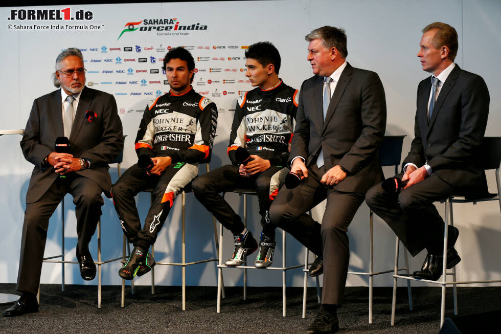 Foto zur News: Vijay Mallya, Sergio Perez (Force India), Esteban Ocon (Force India) und Otmar Szafnauer