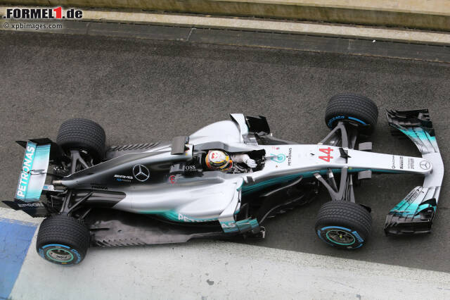 Foto zur News: Schlanke Seitenkästen: Der neue, innovative Silberpfeil in Silverstone. Jetzt durch weitere Bilder des neuen F1 W08 klicken!