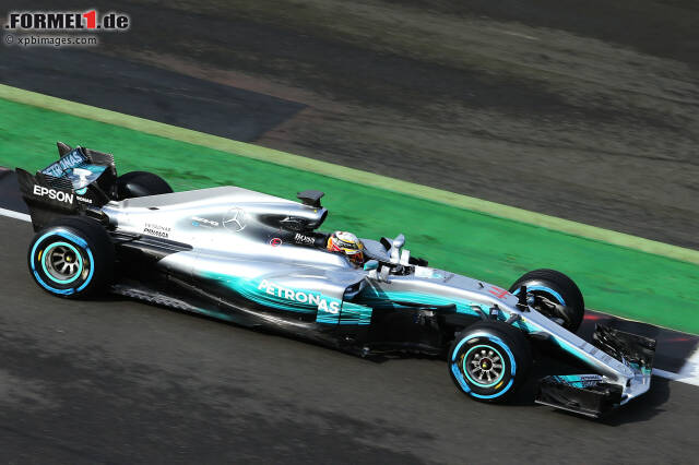 Foto zur News: Der neue Mercedes-Bolide fährt beim Shakedown in Silverstone seine ersten Runden. Wir haben ihn unter die Lupe genommen. Die Nase erinnert...