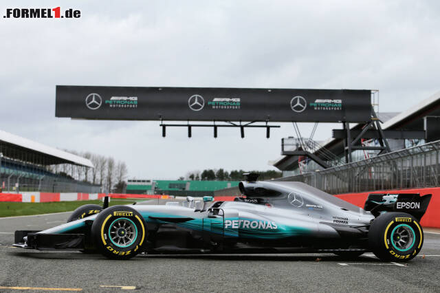 Foto zur News: Der Mercedes F1 W08 in Silverstone: Der neue Silberpfeil geht andere Wege beim Design und verzichtet auf eine überproportionierte Heckflosse auf der Motorabdeckung.