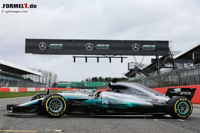 Foto zur News: Der Mercedes F1 W08 in Silverstone: Der neue Silberpfeil geht andere Wege beim Design und verzichtet auf eine überproportionierte Heckflosse auf der Motorabdeckung.