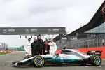 Foto zur News: Lewis Hamilton (Mercedes), Toto Wolff und Valtteri Bottas (Mercedes)