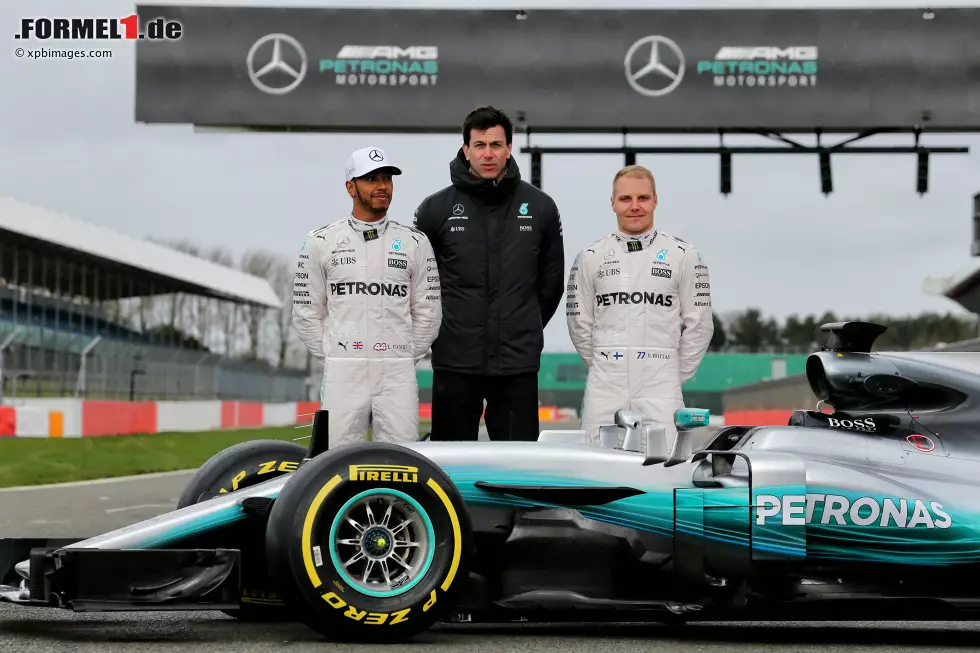 Foto zur News: Lewis Hamilton (Mercedes), Toto Wolff und Valtteri Bottas (Mercedes)