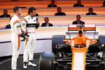 Foto zur News: Fernando Alonso und Stoffel Vandoorne (McLaren)