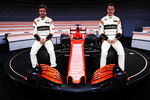 Foto zur News: Fernando Alonso und Stoffel Vandoorne (McLaren)