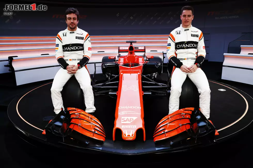 Foto zur News: Fernando Alonso und Stoffel Vandoorne (McLaren)