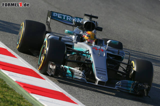 Foto zur News: Lewis Hamilton zeigte, wie schnell die "neue" Formel 1 wirklich ist und setzte die erste Bestzeit der Saison. Dabei experimentierten die Silberpfeile reichlich...